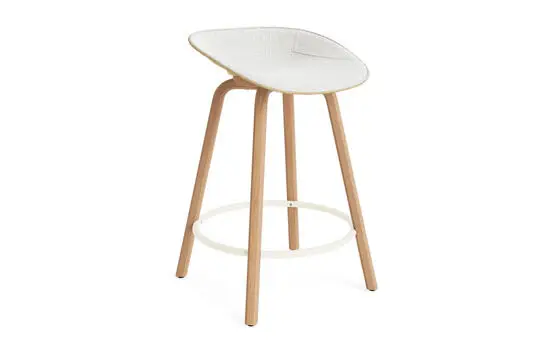 Barstol med flødefarvet polstring og bøgeben, minimalistisk design, fodstøtte i metal.
