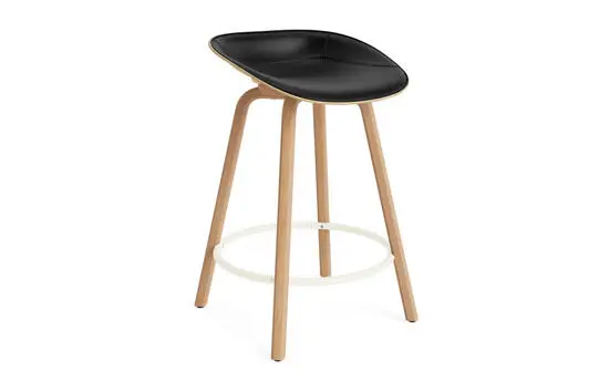 Sort sæde, bøgeben, hvid fodstøtte. Normann Copenhagen barstol 65 cm.