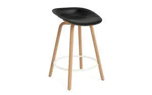 Barstol med sort sæde, træben og minimalistisk design fra Normann Copenhagen.