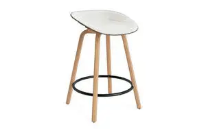 Moderne barstol med hvidt sæde, lyse træben og sort fodstøtte, 65 cm høj.