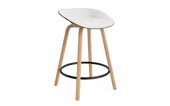 Moderne barstol med hvidt sæde, lyse træben og sort fodstøtte, 65 cm høj.