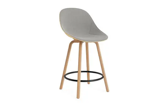 Barstol med gråt sæde, sorte fodstøtter og lyse træben. Normann Copenhagen, 65 cm høj.