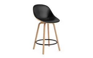 Sort polstret barstol med ryglæn, lys træramme, sort fodstøtte. Minimalistisk design.