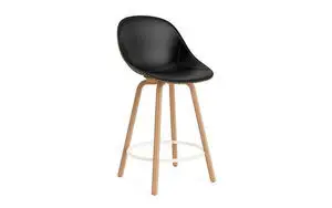 Barstol med grønt sædebetræk, bøgeben og creme fodstøtte. Elegant og moderne design.