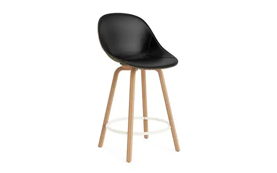 Barstol med grønt sædebetræk, bøgeben og creme fodstøtte. Elegant og moderne design.