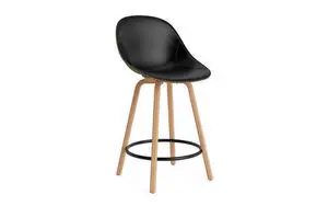 Sort polstret barstol med bøgben og metalfodstøtte. Moderne design i "Seaweed" farvetema.