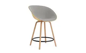 Grå polstret barstol med naturtræsben og sort fodstøtte. Moderne design.