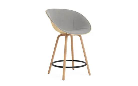 Grå polstret barstol med naturtræsben og sort fodstøtte. Moderne design.