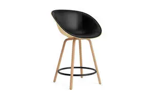 Barstol med sort polstring, træben i bøg og sort fodstøtte. Elegant og moderne design.