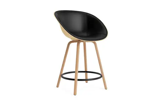 Barstol med sort polstring, træben i bøg og sort fodstøtte. Elegant og moderne design.