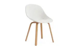 Hvid polstret stol med buet ryglæn og lyse træben, moderne design.