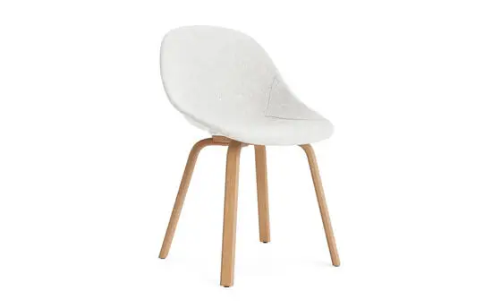 Hvid polstret stol med buet ryglæn og lyse træben, moderne design.