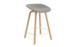 Barstol med creme polstret sæde, bøgeben og rund fodstøtte. Minimalistisk design.