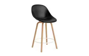 Barstol med sort polstret sæde, træben og fodstøtte, moderne design.