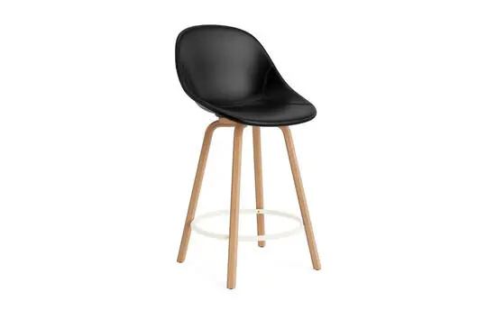 Barstol med sort polstret sæde, træben og fodstøtte, moderne design.