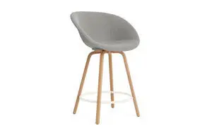 Barstol med cremebetræk og bøgeben, cirkulær fodstøtte, moderne design.