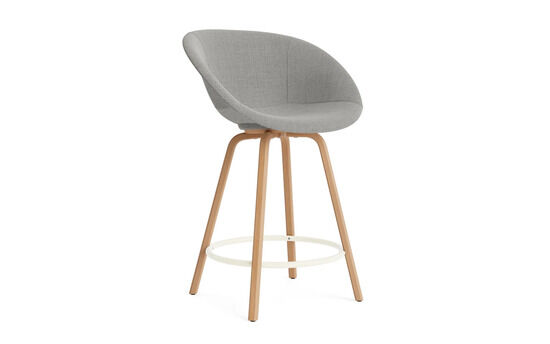 Barstol med cremebetræk og bøgeben, cirkulær fodstøtte, moderne design.