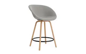 Grå polstret barstol med bøgben og sort fodstøtte, moderne design.
