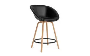 Sort polstret barstol med rund fodstøtte og ben i lyst træ. Moderne og elegant design.