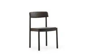 Brun Normann Copenhagen Timb Chair i minimalistisk design med læderpolstring og matchende ben.
