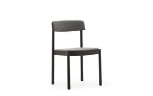 Minimalistisk stol med brun polstring, lige linjer og matchende ramme fra Normann Copenhagen.