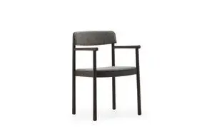 Normann Copenhagen Timb Armchair med brun polstring, minimalistisk design, lige linjer, armlæn.