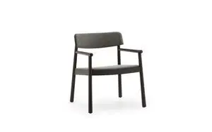 Normann Copenhagen Timb Lounge-stol med brun polstring, mørke armlæn og minimalistisk design.