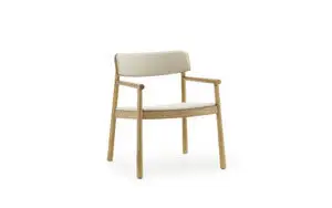 Moderne loungestol med lys polstring og træramme. Minimalistisk design med indbyggede armlæn.
