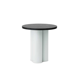 Rundt bord med mørk bordplade, flere lyse, cylindriske ben. Moderne, minimalistisk design.
