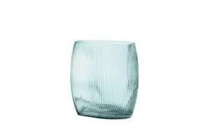 Elegant vase med ribbet overflade og let tilspidsning i gennemskinnelig lyseblå farve.