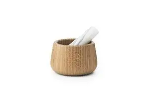 Morter med træ-lignende tekstur og rund form, støder med cylindrisk, marmoreret udseende.