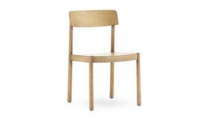 Normann Copenhagen Timb Chair med buet ryg og naturligt trædesign, minimalistisk stil.