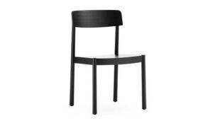 Minimalistisk stol med buet ryglæn, lige ben og ensartet sort farvefinish.