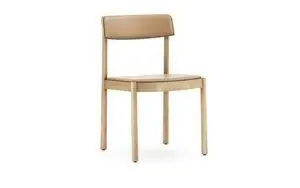 Beige polstret stol med fire lige ben, enkel og moderne stil, fra Normann Copenhagen.