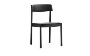 Minimalistisk stol med lige ryglæn, fladt sæde og ensartet farve for et stilrent udtryk.