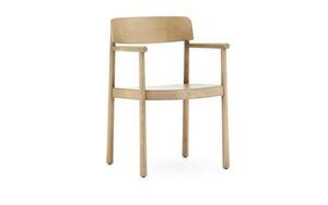 Minimalist armstol i lyst træ med flade overflader, cylindriske ben og armstøtter.