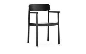 Sort Normann Copenhagen Timb Armchair med buet ryglæn, lige armlæn, cylindriske ben og fladt sæde.