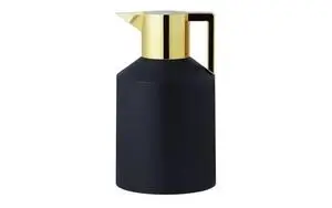 Stilfuld sort termokande med guldlåg og håndtag, bred base og minimalistisk design.