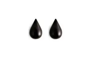 To små, sorte dråbeformede kroge fra Normann Copenhagen, velegnede til at hænge genstande som en hat.