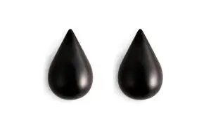 To dråbeformede, sorte kroge fra Normann Copenhagen mod hvid baggrund.