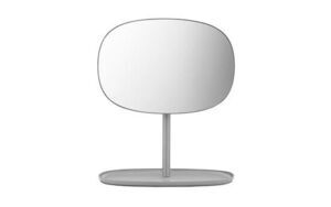 Normann Copenhagen Flip Mirror med ovalt spejl, enkel stander og flad, oval base i moderne design.