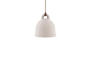 Klokkeformet lampe i sandfarve med brun ledning, designet af Normann Copenhagen.