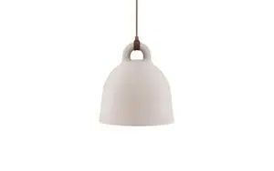 Sandfarvet, klokkeformet lampe fra Normann Copenhagen med ledning og fastgørelsesløkke øverst.