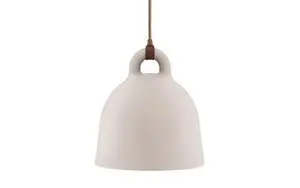 Klokkeformet Normann Copenhagen lampe i sandfarve med brun ledning, enkel og elegant design.