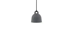 Grå kuppelformet pendellampe fra Normann Copenhagen med sort ledning, minimalistisk design.