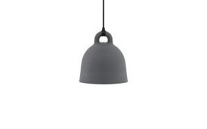 Grå, klokkeformet lampeskærm med sort ledning, designet af Normann Copenhagen.