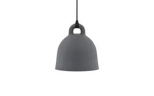 Grå klokkeformet lampe fra Normann Copenhagen med sort ledning, enkel og moderne stil.