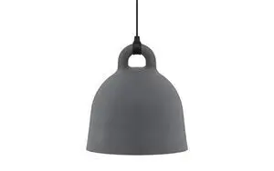 Stor grå klokkeformet pendellampe fra Normann Copenhagen med ledning gennem åbning i toppen.