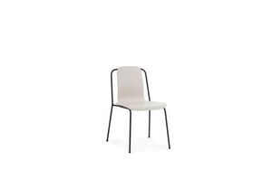 Sort stålstol med lys sæde og ryg fra Normann Copenhagen. Minimalistisk og moderne design.