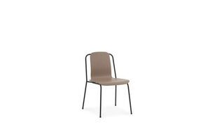 Stol med glat sæde, ryglæn og sorte stålben i enkelt, moderne design.